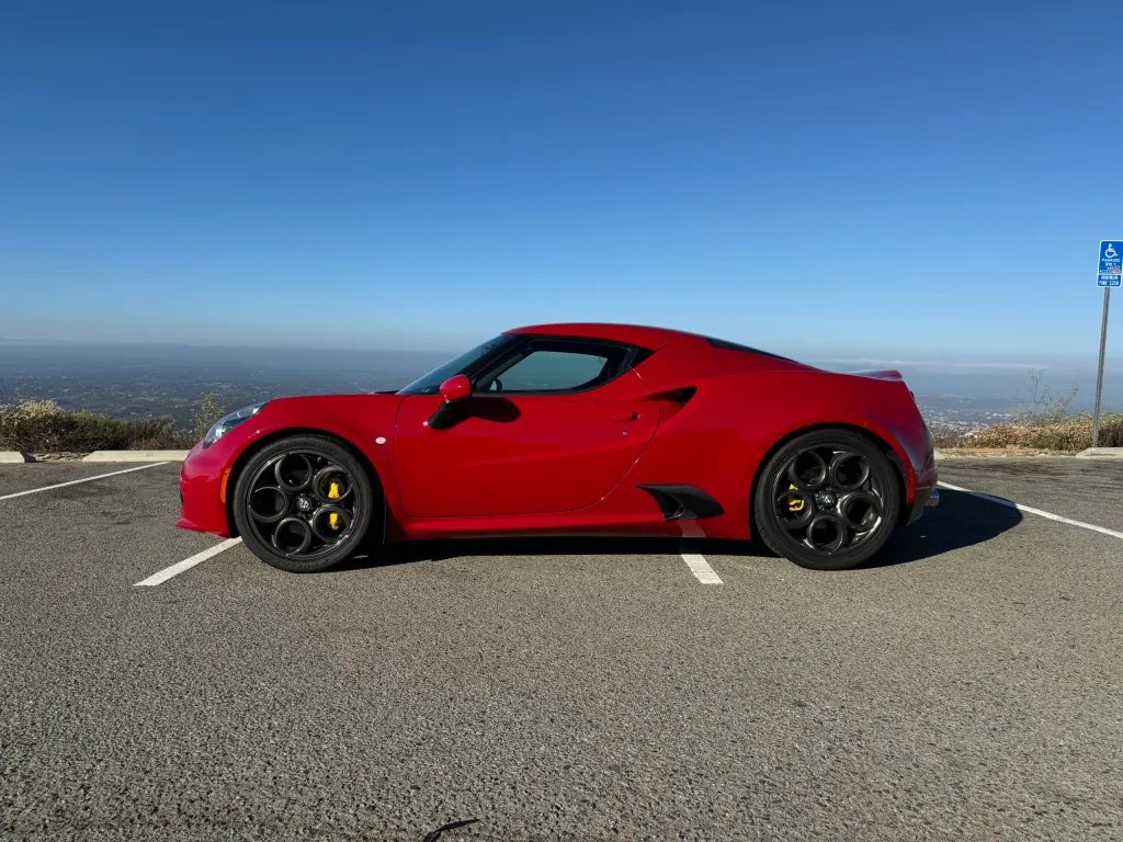 This is Giulia (2015 Alfa Romeo 4C)