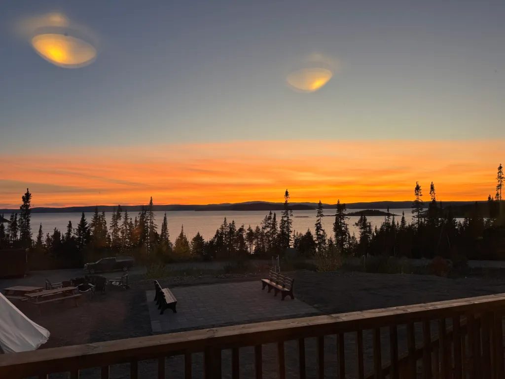 While enjoying a beautiful sunset, two disco volantes- UFOs – came over the lake