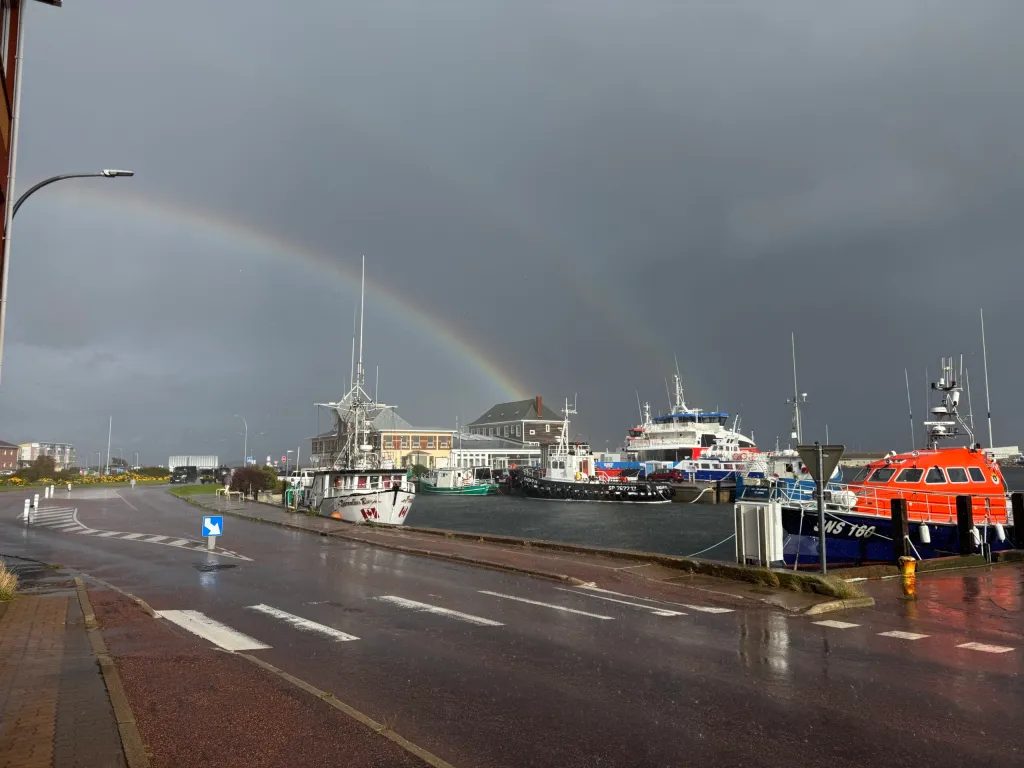 View of the harbor, with dual arc-en-ciels